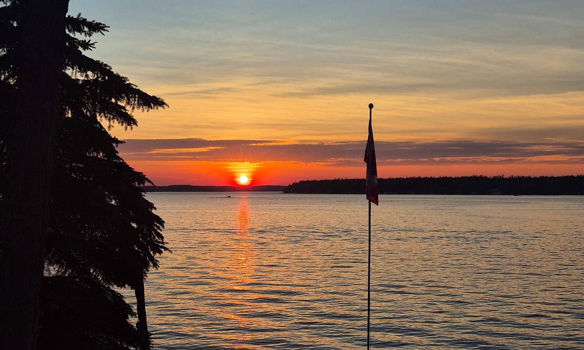 Lindsay Cottage | Lakefront Cottage on Private Road