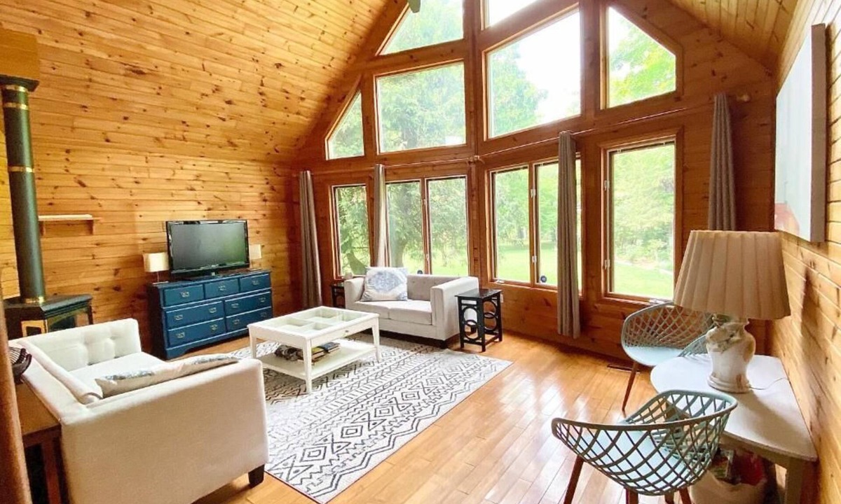 Lambton Shores Cottage | Lakefront Cottage w Grand Cabin Room