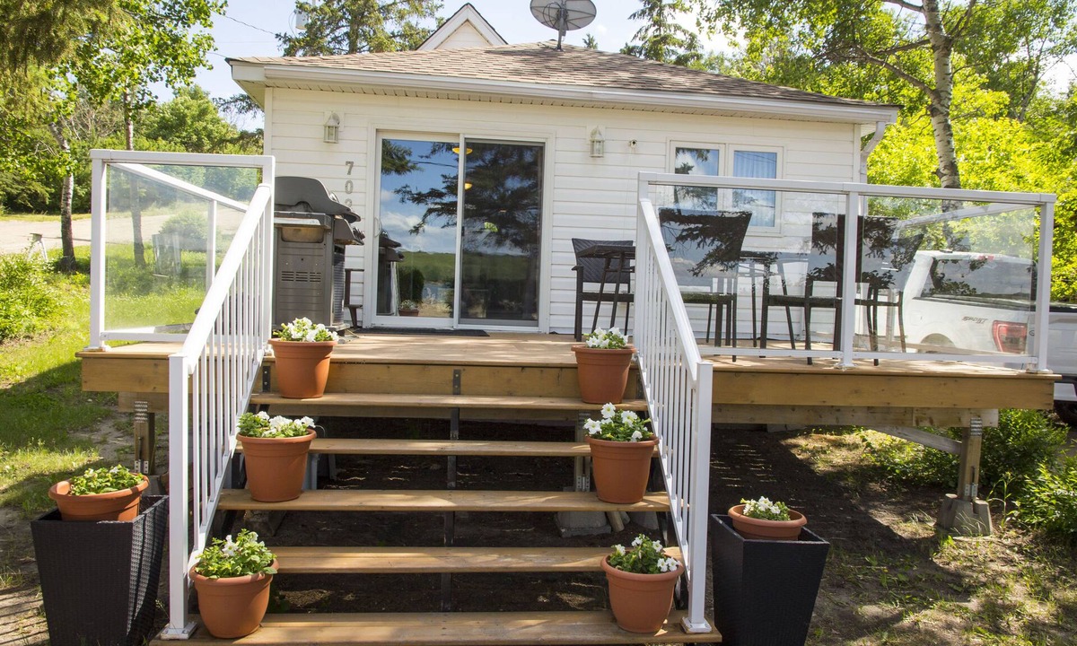 Manitou Beach Cottage | Lakefront Cottage in Manitou Beach - Three Bedroom Cottage, Sleeps 8