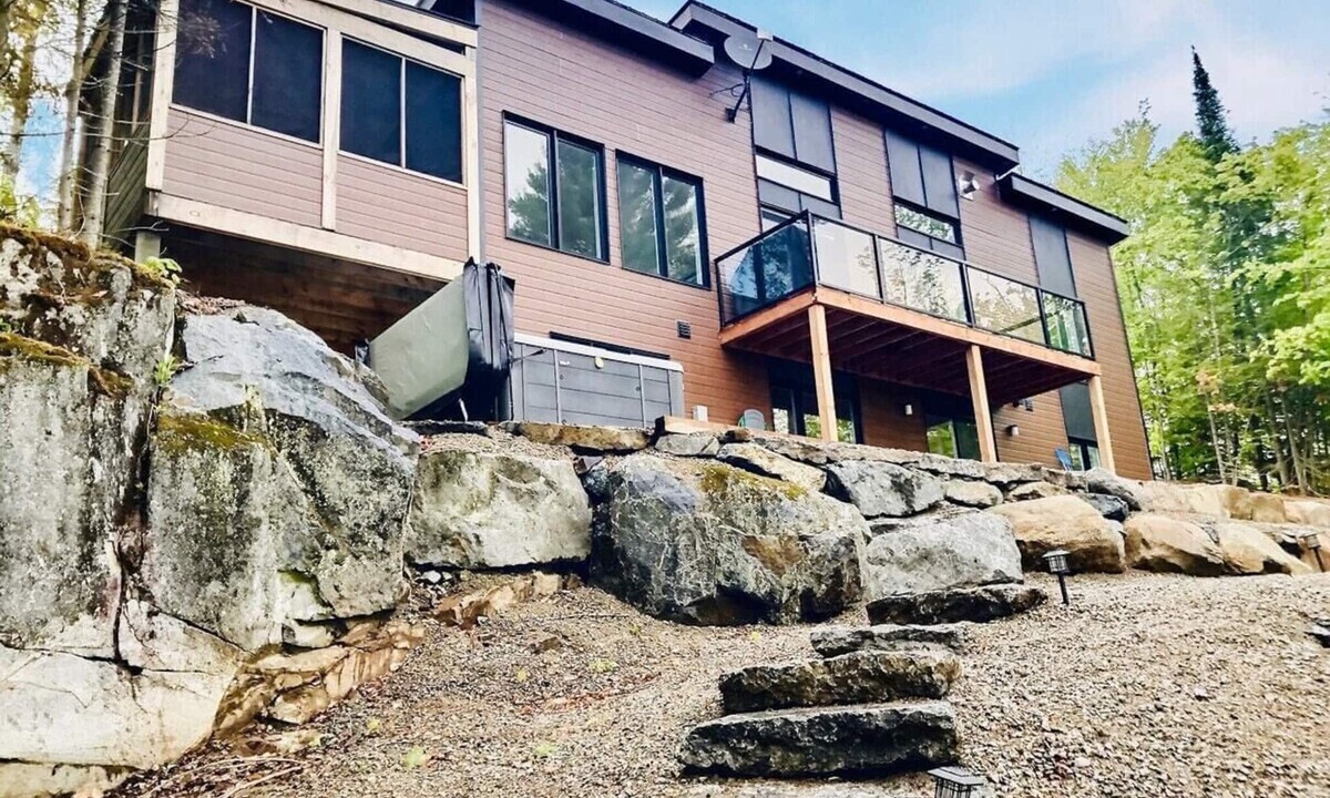 Chertsey Cottage | Lakefront Cottage | Hot Tub, Fireplace, Spa & BBQ
