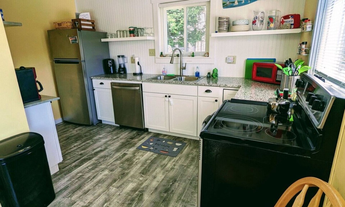 Ludington House | Lakefront cottage on Hamlin Lake!
