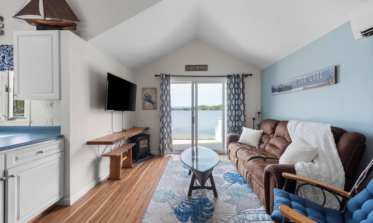 Laconia Cottage | Lakefront Cottage on Winnipesaukee!