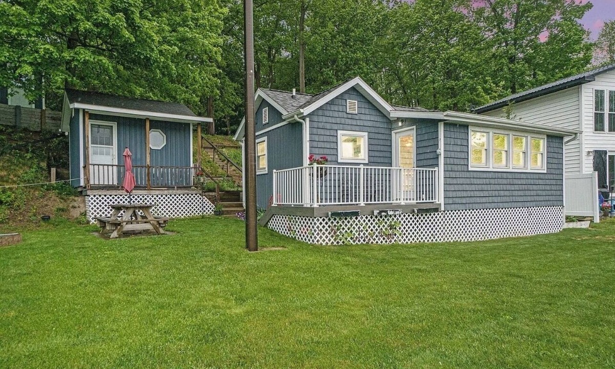 Bradley Cottage | Lakefront Cottage Retreat with Sandy Beach
