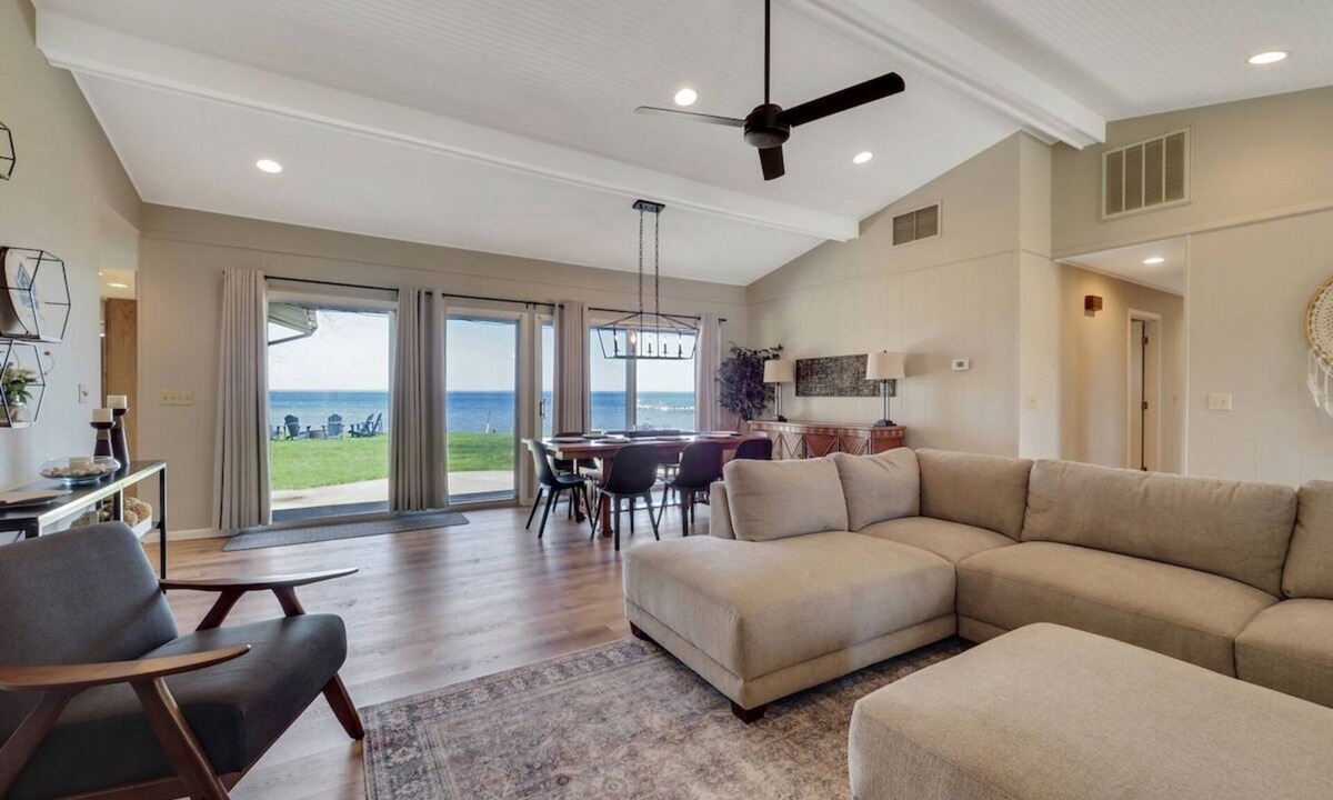 Houghton Lake Cottage | Lakefront Cottage with dock