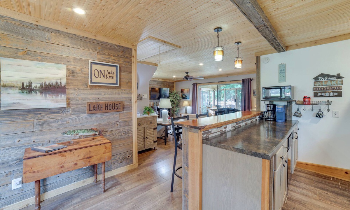 Monticello Cottage | Lakefront Cottage w/Deck Near Indiana Beach!