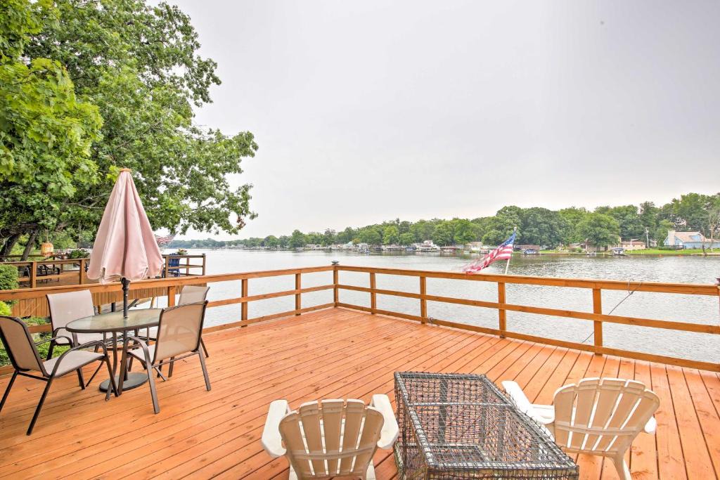 Monticello House | Lakefront Cottage w/Deck Near Indiana Beach!