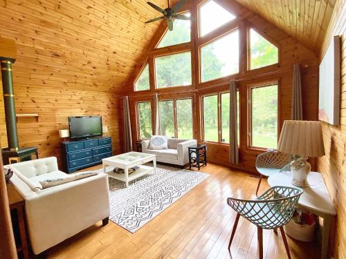 Lambton Shores House | Lakefront Cottage w Grand Cabin Room