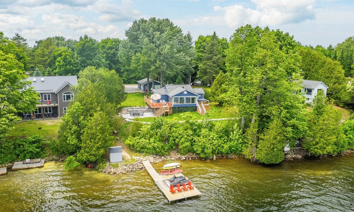Head Lake Cottage | 🌊Lakefront Cottage w/Hot Tub & Sauna 🔥| Epic Dock | Party Raft | Sled Trails