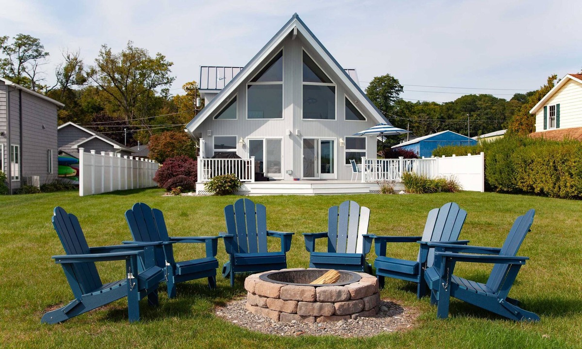 Geneva House | Lakefront Cottage w/Hot Tub & Kayaks Access