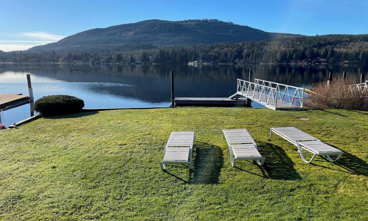 Bellingham Cottage | Lakefront cottage with magnificent views in Bellingham!