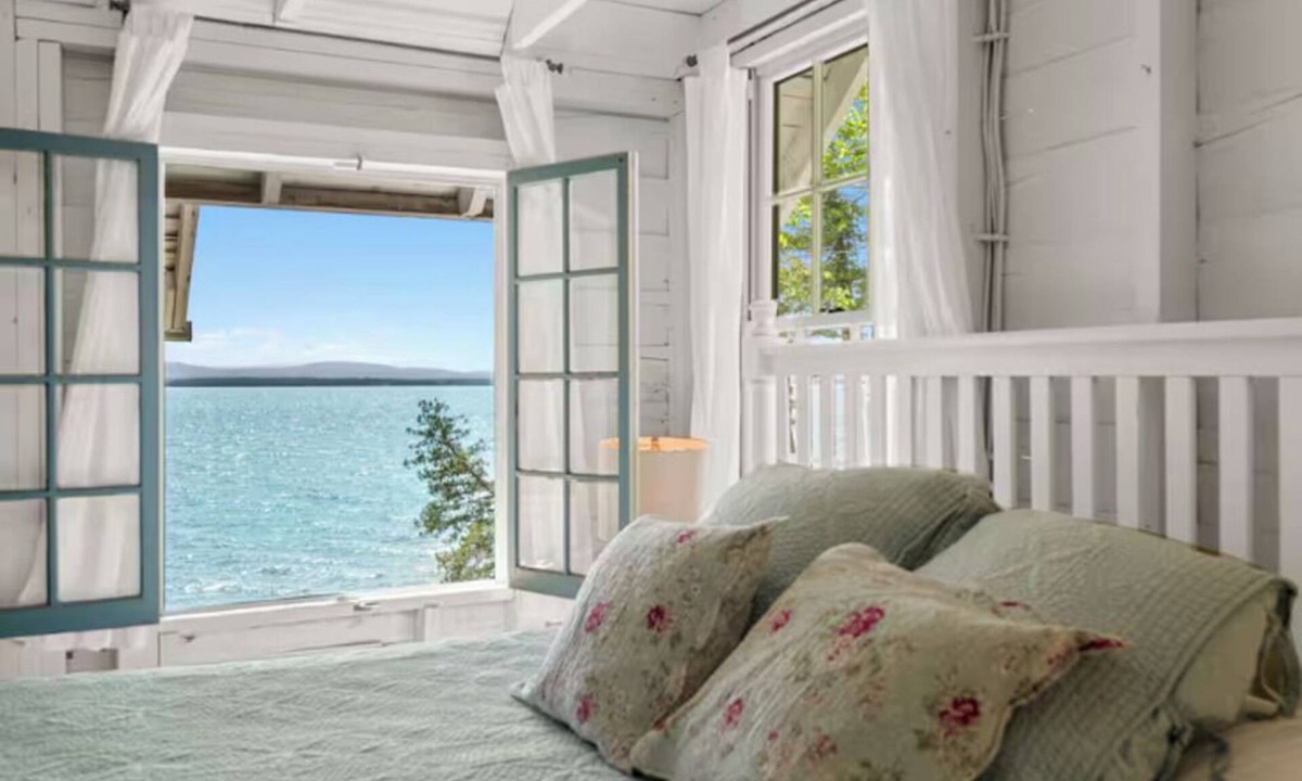 South Hero House | Lakefront cottage with sunset views in South Hero, VT