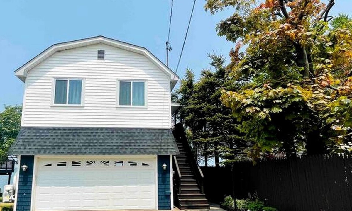 Town of Somerset House | Lakefront Cottage with Spacious Deck and Great Views in NY