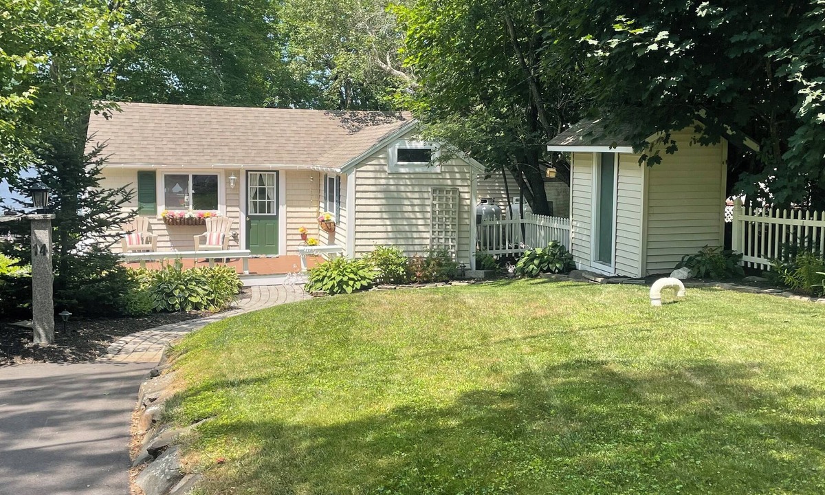 Rockport Cottage | Lakefront Cozy Cottage