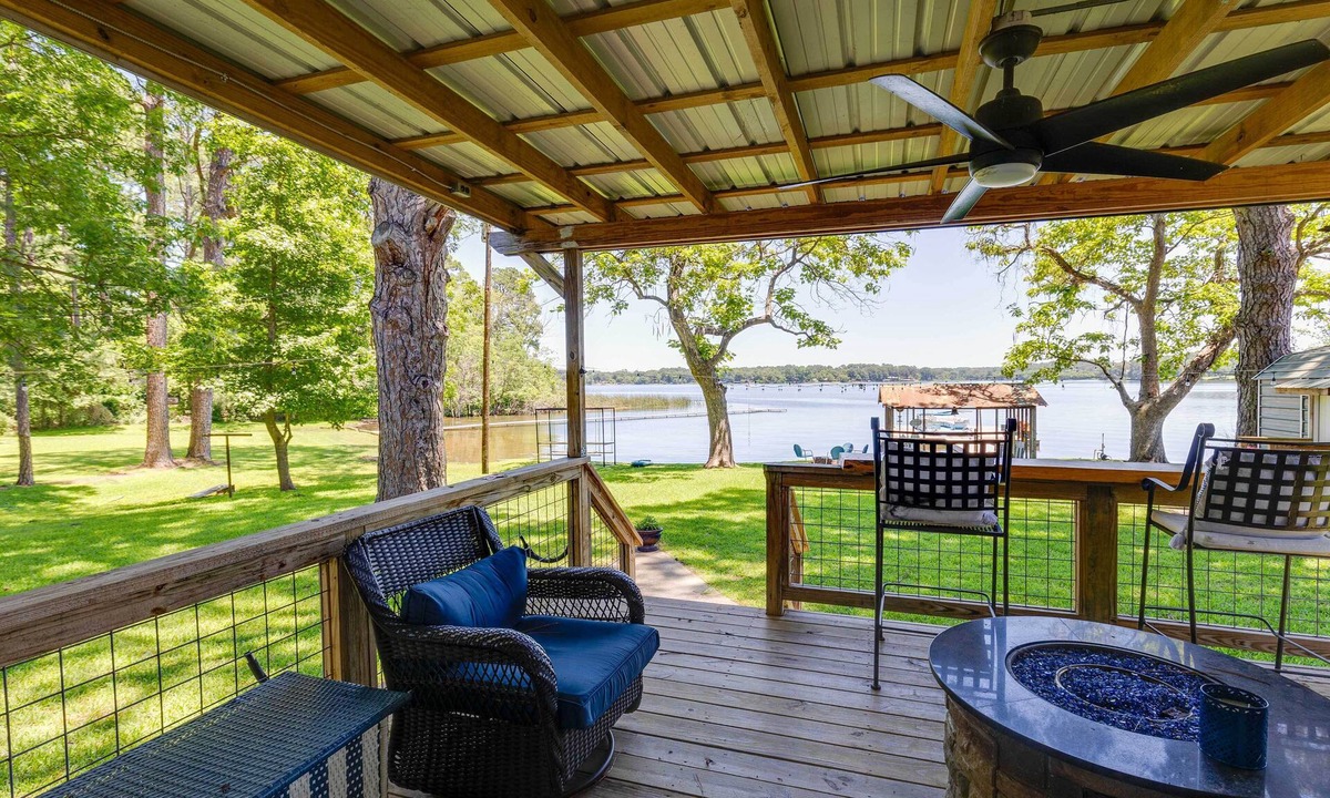 Lone Star Cottage | Lakefront Daingerfield Retreat w/Shared Dock!
