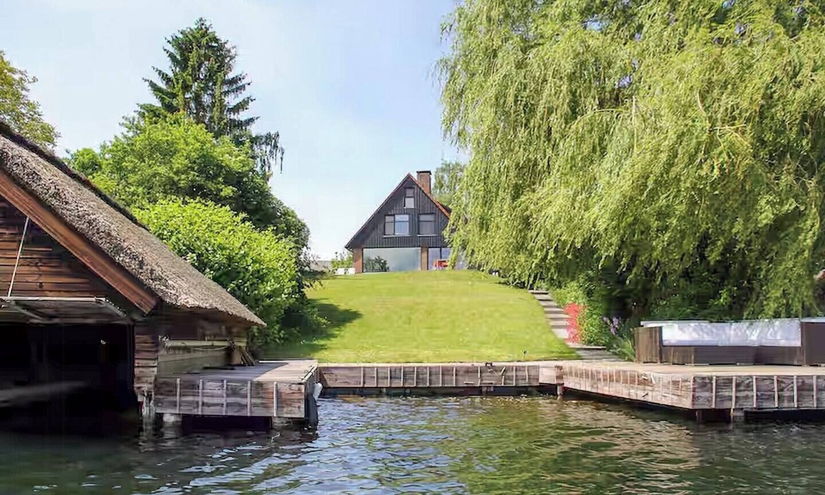 Seedorf House | Lakefront Villa with Guest House at Schaalsee