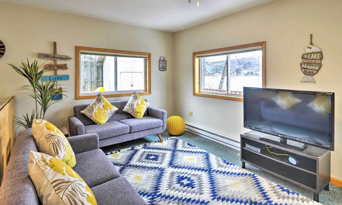 De Ruyter Cottage | Lakefront DeRuyter Cottage w/ Dock & Hot Tub!