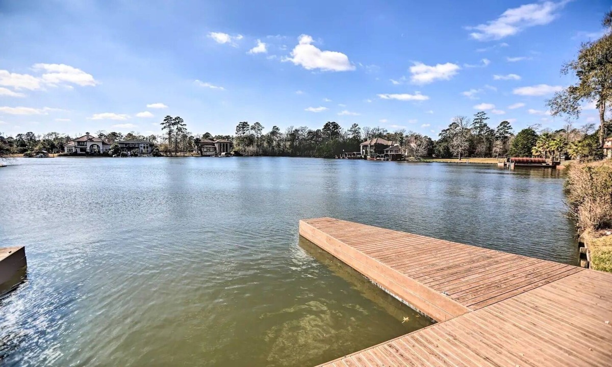 Montgomery House | Lakefront, Dock, BBQ Grill, Laundry, EV Charging, Ample parking