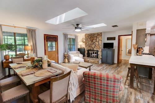 Shreveport House | Lakefront Emerald Point wfirepit & kayaks