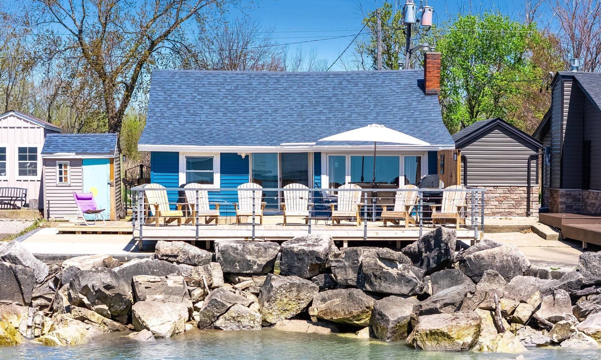Kingsville House | Lakefront + Esacpe + Deck + Wine Country