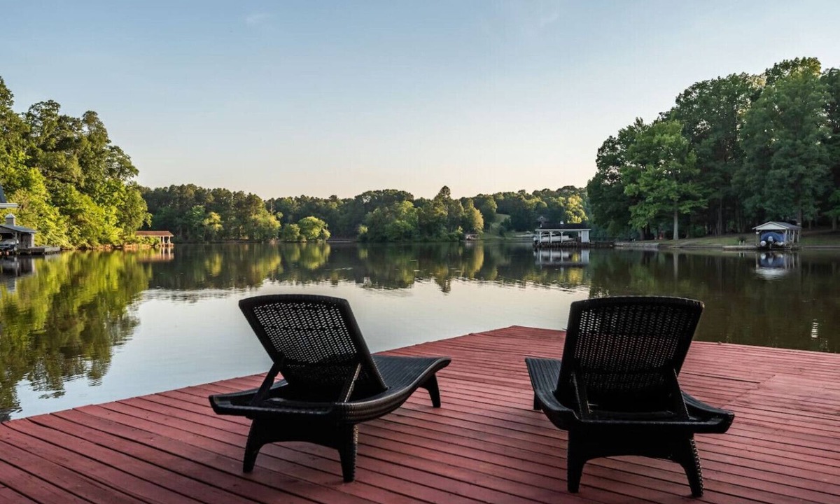 Roxboro Cabin | Lakefront Escape | Dock, Fire Pit, Family friendly