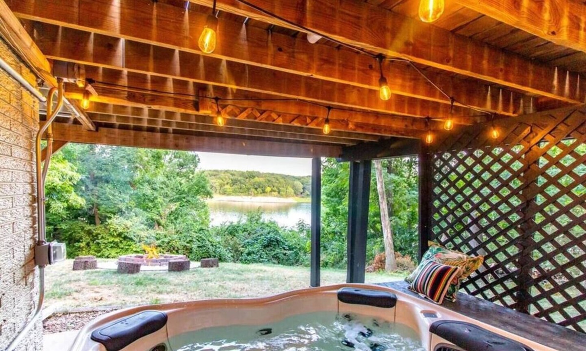 North Liberty Cabin | Lakefront Escape|Fireplace+Paddleboard+Hottub