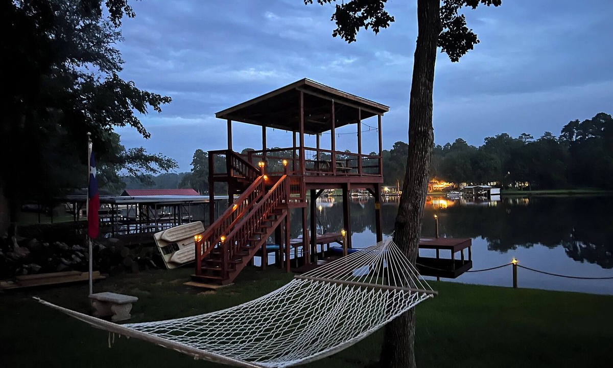 Hillister House | Lakefront Escape w/Firepit & Fireplace – Relax & Recharge in Nature!