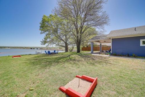 Longtown House | Lakefront Eufaula Cabin w/Fire Pit & Private Dock