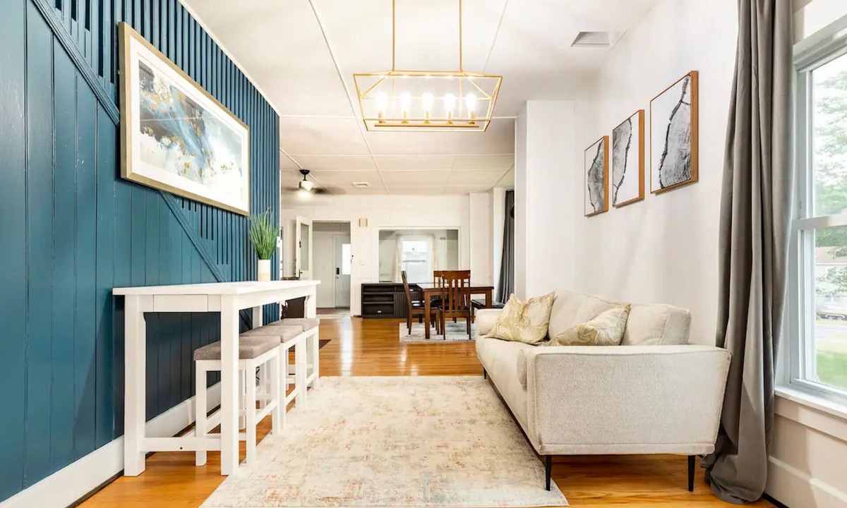 Cleveland House | Lakefront Family Getaway