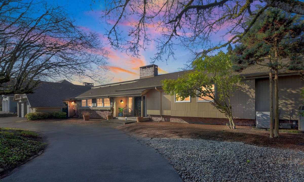 Centralia House | Lakefront Family Haven: Firepit, Games, & Sunsets