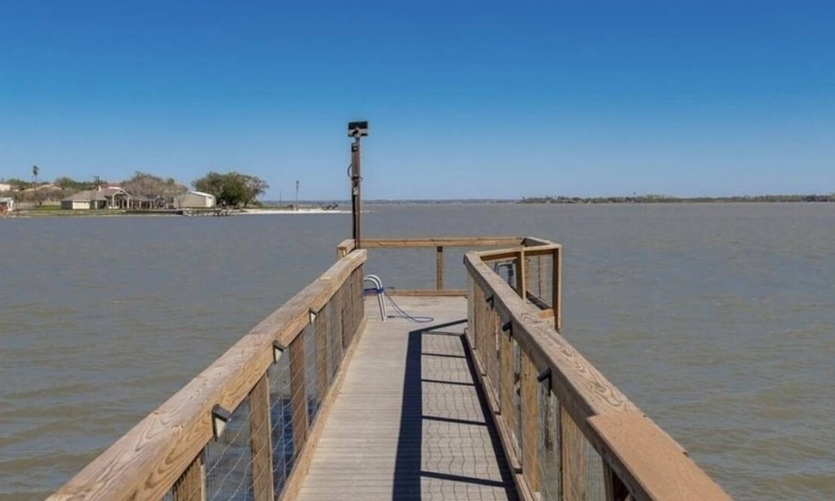Dinero House | Lakefront Family Home