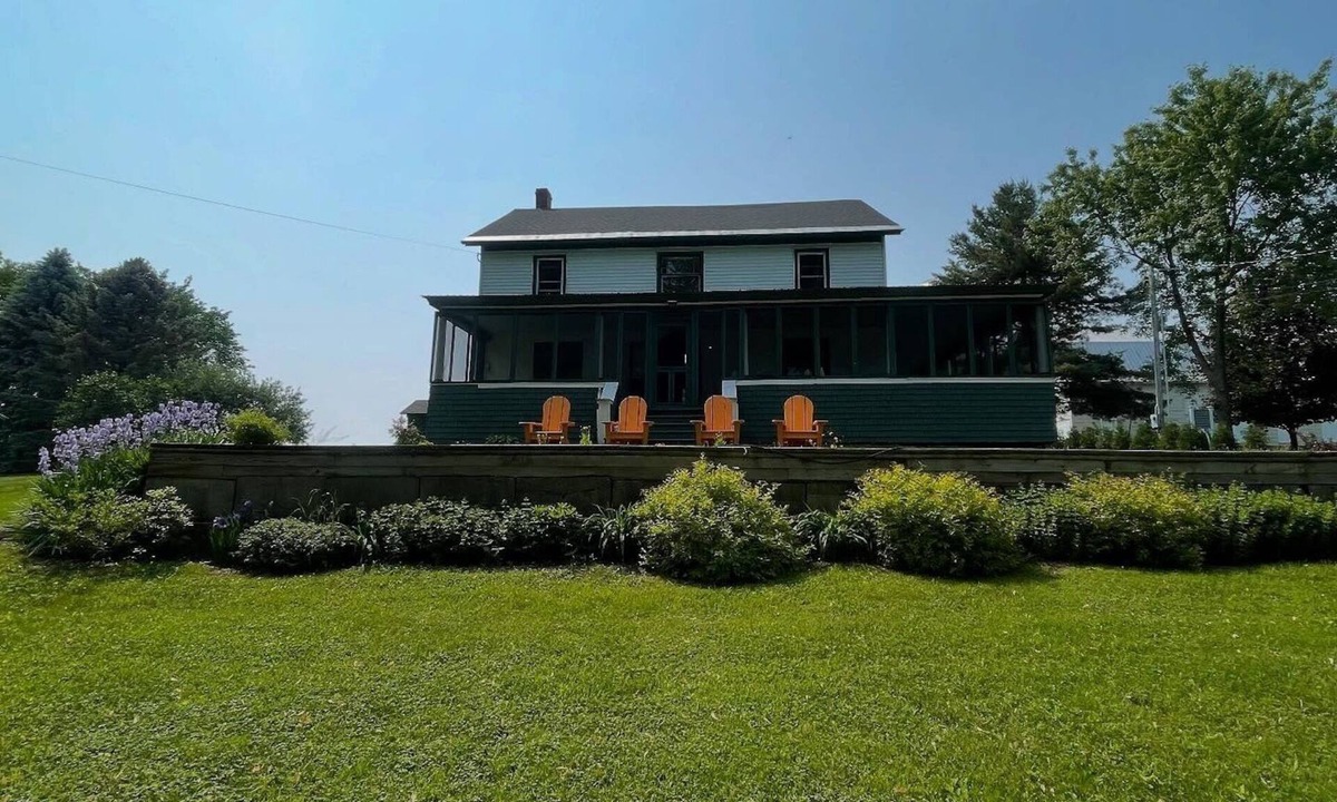 St. Albans House | Lakefront Farmhouse - Sleeps 12