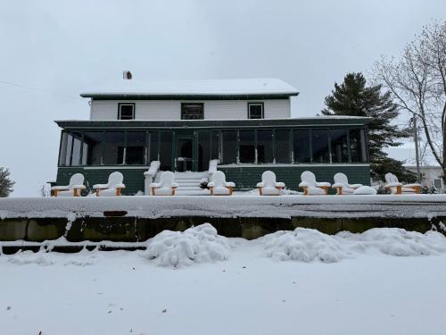St. Albans House | Lakefront Farmhouse for Family Gatherings