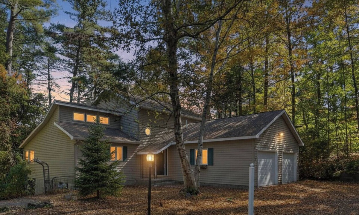 Lake Luzerne-Hadley House | Lakefront Fireplace Sleeps 10 Near Ski EV Charger