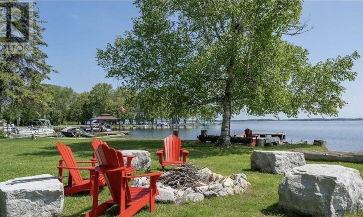 Bobcaygeon Cottage | Lakefront four bedroom cottage on Pigeon Lake! Long term rentals available