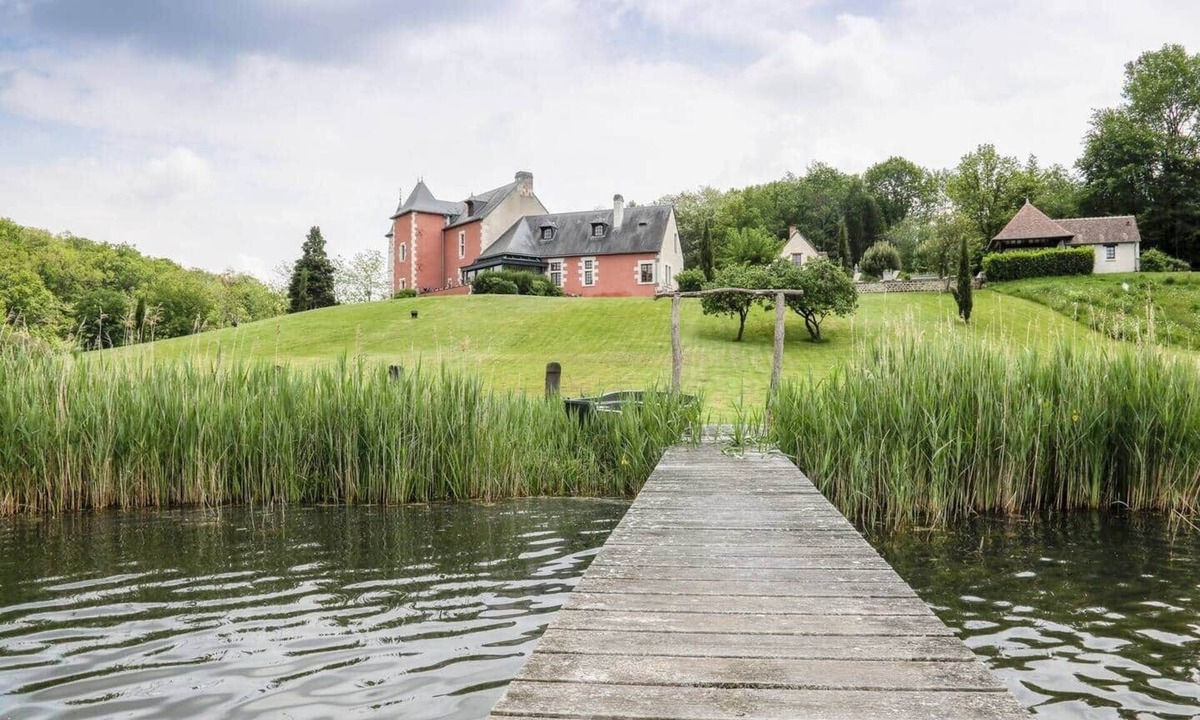Continvoir House | Lakefront French Chateau with Swimming Pool