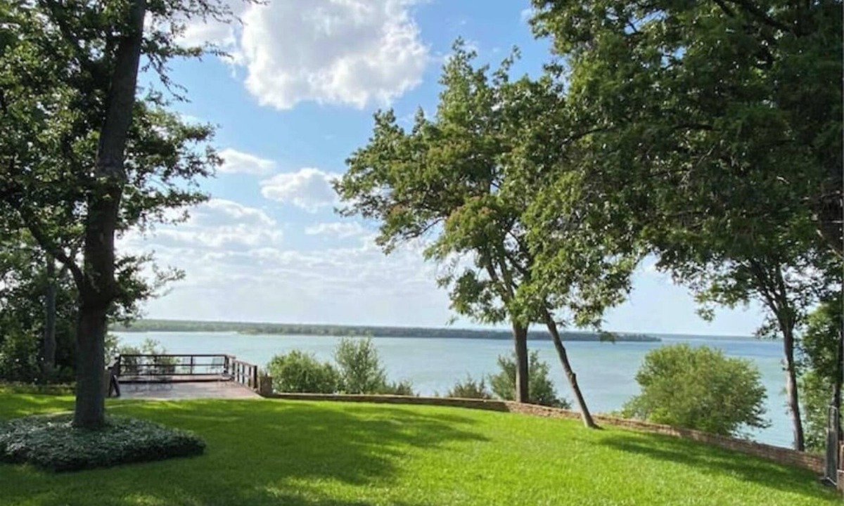 Whitney House | Lakefront fun for 14+pets w/game room deck sunsets