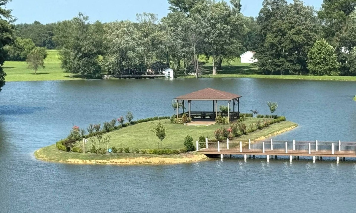 Purcellville Bed & Breakfast | Lakefront Gateway 1 BR 1 Full Bath w/Private Island Access & Breakfast Included