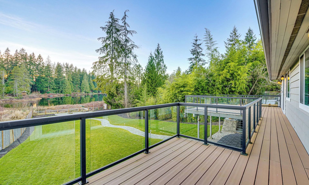 Silver Lake House | Lakefront Gem: Balcony, Fire Pit & Yard in Everett