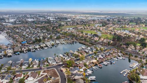 Discovery Bay House | Lakefront Gem: Private Dock