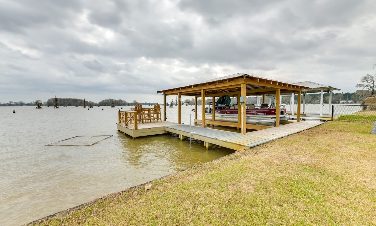 Cobb House | Lakefront Georgia Escape w/ Fire Pit & Boat Dock!