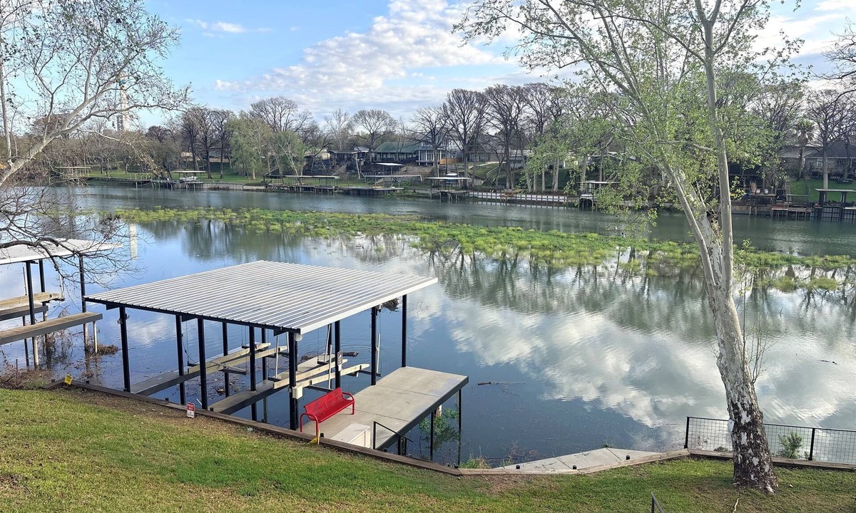 Seguin House | Lakefront Getaway/Fishing/Kayaks/King Bed