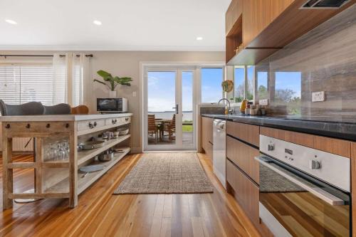 Ohinemutu Villa | Lakefront Getaway in Rotorua