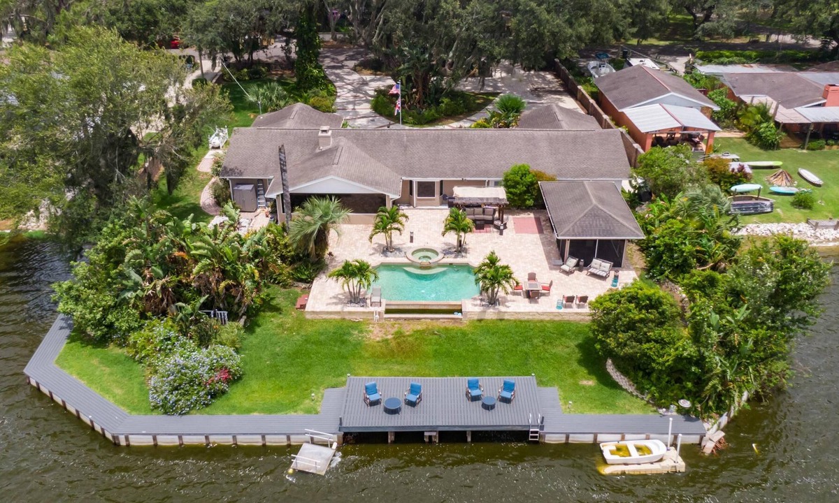 Seffner Community Alliance House | Lakefront Getaway - Luxurious Home - Pool & Games