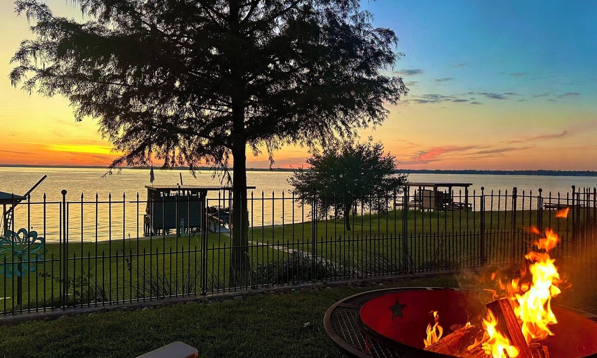 West Livingston House | Lakefront Getaway on Lake Livingston, Sleeps 18, Dock, Slide & Sunset Views