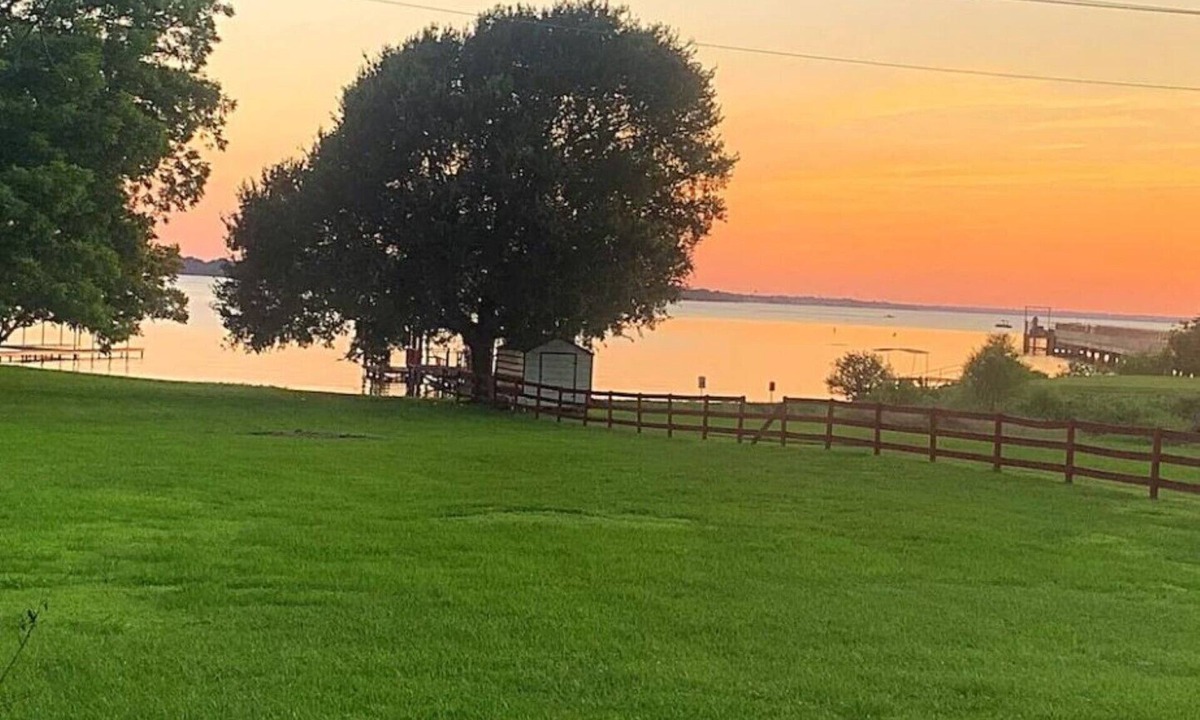 Lone Oak House | Lakefront Getaway