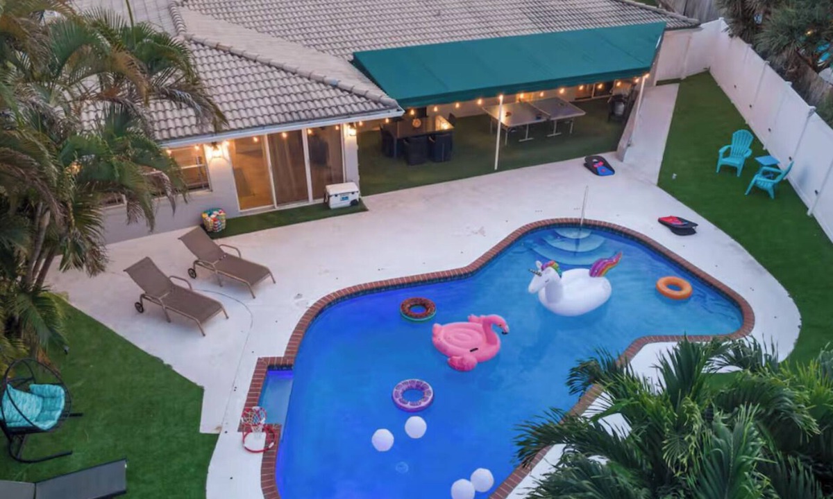 Oakland Park Villa | Lakefront Getaway 5BR/3BA Heated Pool Paradise