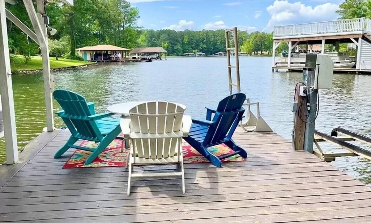 Henrico House | Lakefront getaway with dock!