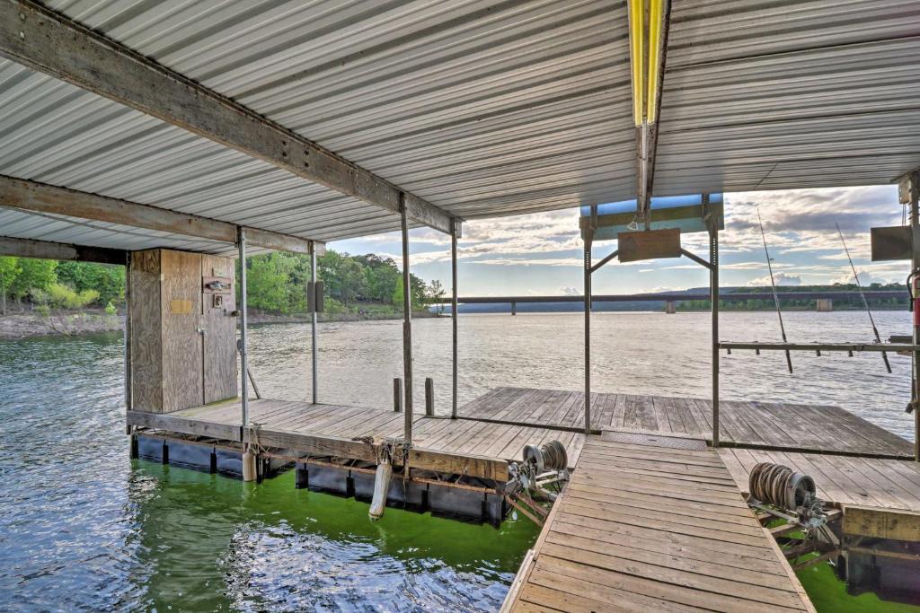 Greers Ferry House | Lakefront Greers Ferry Cabin w/Covered Boat Slip!