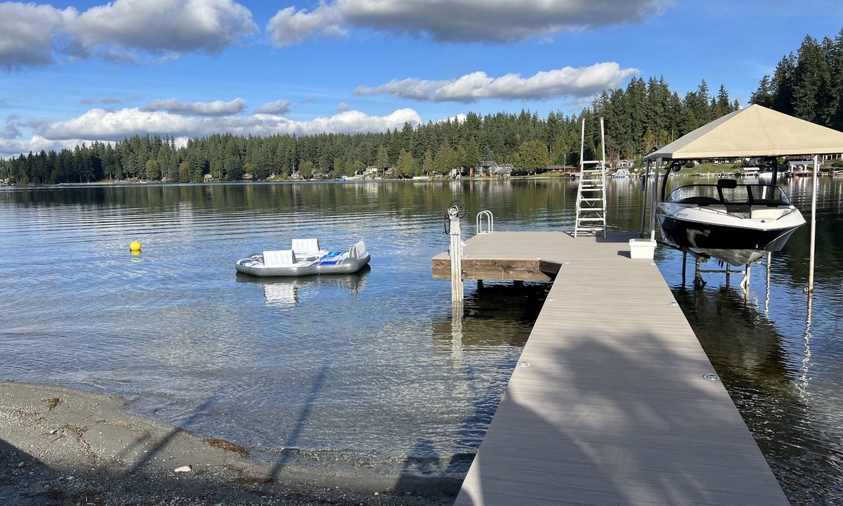 Lake Goodwin House | Lakefront Guest House~with lots of water toys! Close to shopping & casinos!