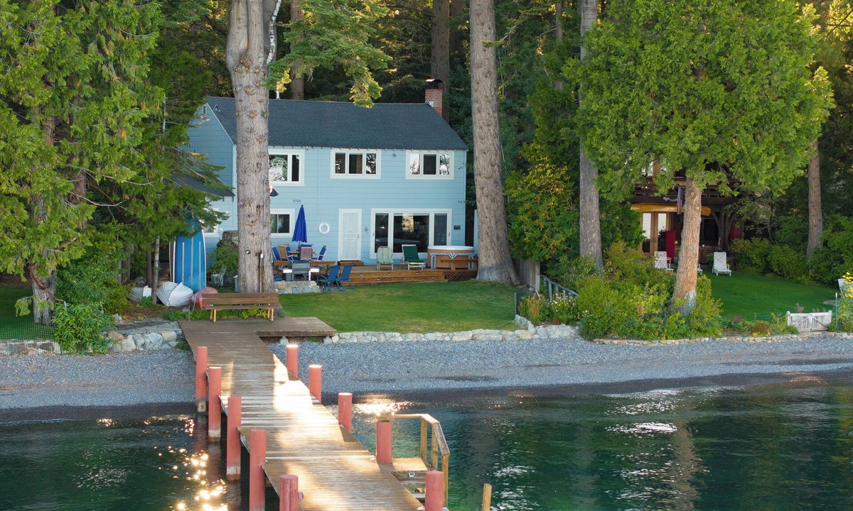 Homewood House | Lakefront Haven by AvantStay | Minutes to Ski Resorts | Private Dock